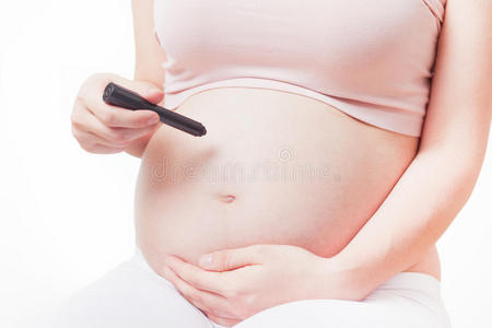 一个可爱的怀孕肚子的特写镜头