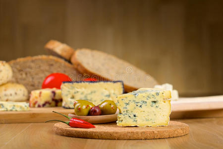 蓝奶酪，橄榄和红辣椒