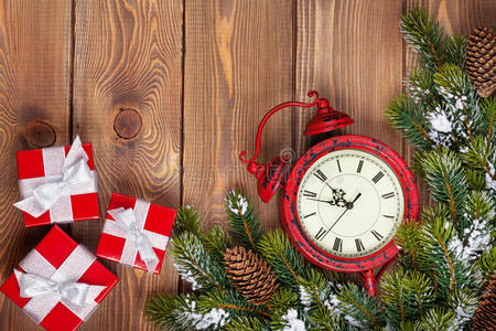 木制背景上的圣诞钟，有雪杉树和木雕