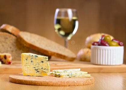 蓝色奶酪配上一杯葡萄酒