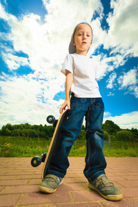 玩滑板的男孩。户外活动。