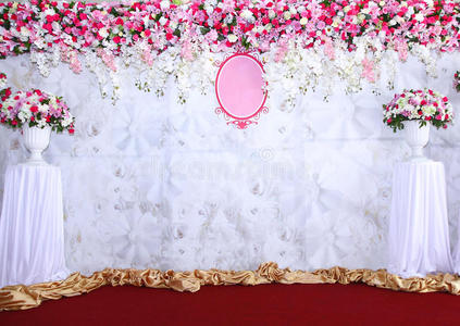 粉色和白色背景花布置准备婚礼。