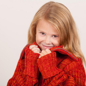 一个穿着红色毛衣的可爱小女孩的画像