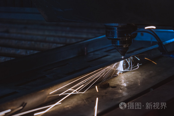 工业激光切割加工制造工艺的钢平整钣金件材料的火花