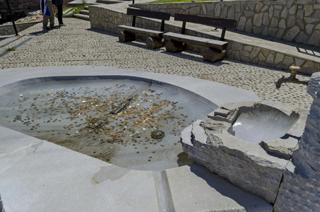 斯梅尔湖与硬币由 圣母玛利亚 纪念碑