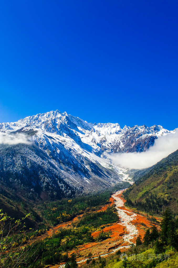 在图片中的砾石是冰川表面.采取在中国四川的海螺沟山谷 海螺沟