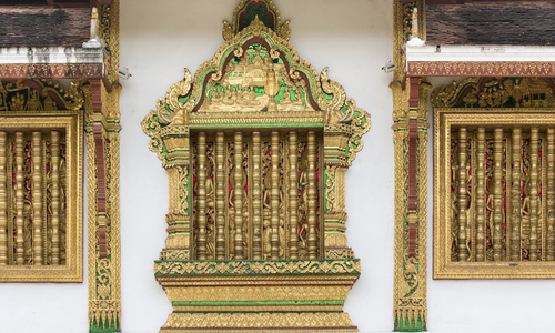 在老挝琅勃拉邦寺雕花的木窗