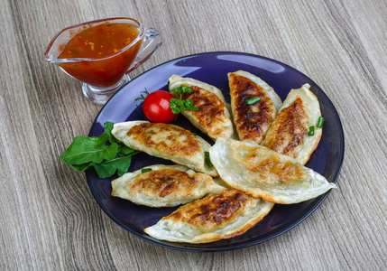 日本传统美食油炸 gyoza