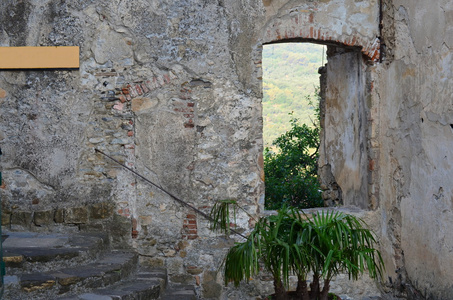 中世纪的窗户在一个古老的墙壁, 迪亚诺卡斯特略, 利古里亚