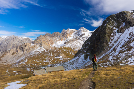 徒步旅行在阿尔卑斯山，多彩深秋季节