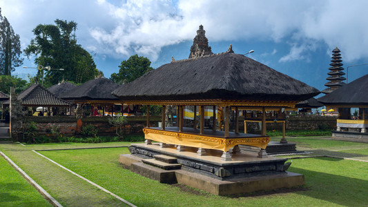 在巴厘岛著名寺庙