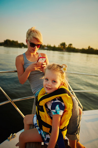 游艇上的母亲，女儿。家庭的概念