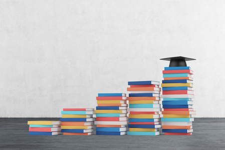 是楼梯楼梯是由五颜六色的书组成的. 毕业帽在f上照片