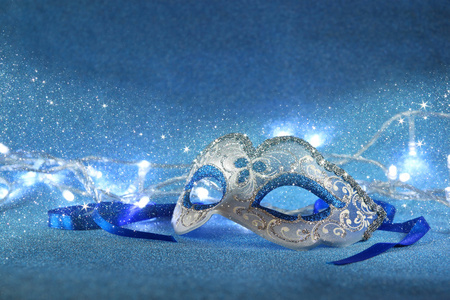 蓝色的女性狂欢节面具照片