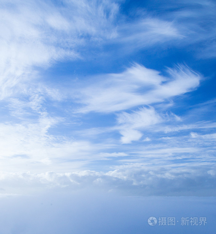晴朗的日子里有蓝色的天空