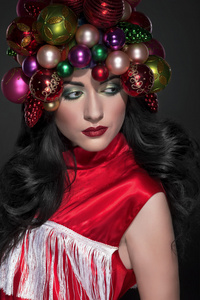 年轻美丽的黑发女人，圣诞玩具的帽子和时尚化妆
