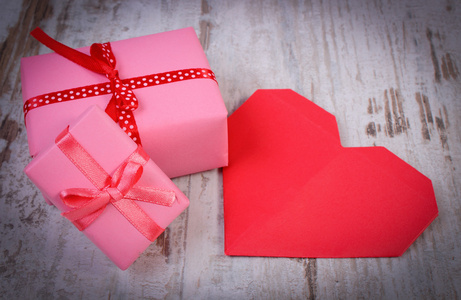 生日 情人节或其他庆祝活动和红色的心礼物包装纸
