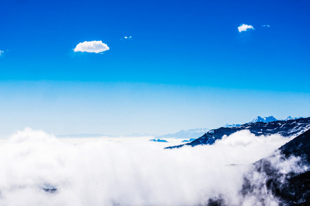 偏远地区的雪皑皑山和草原