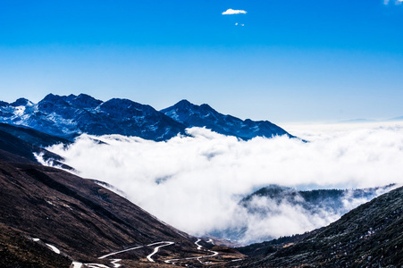 偏远地区的雪皑皑山和草原