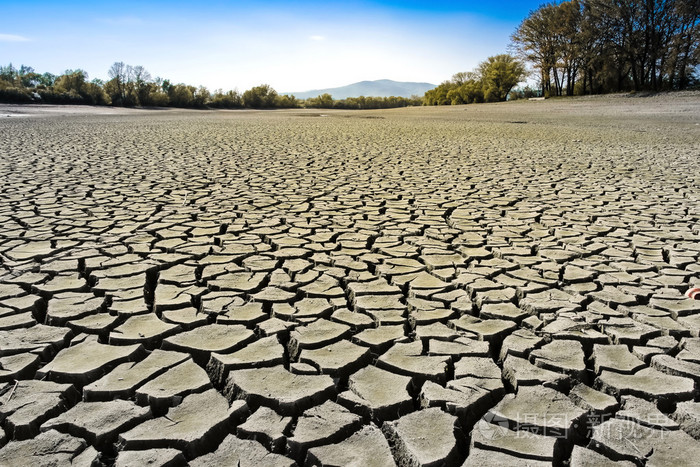 干燥开裂的土地干涸的池塘底部