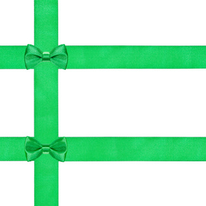 两个小的绿色弓结上三个缎带