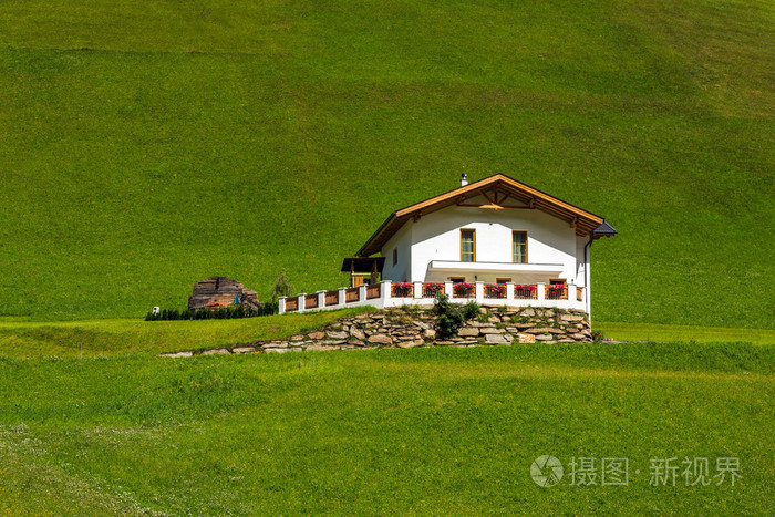 传统的高山房子,绿色的草地上