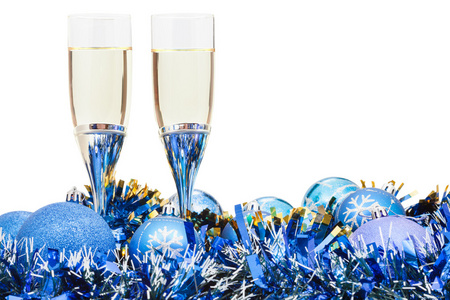两杯气泡酒和蓝色圣诞摆设