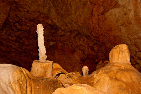 洞穴中的钟乳石和石笋的景色