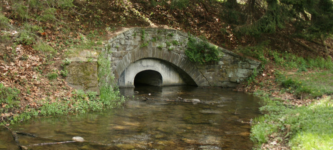 锡安国家公园砌石涵洞垂直轮胎由橡胶拱形在涵洞与杂草丛生的杂草被