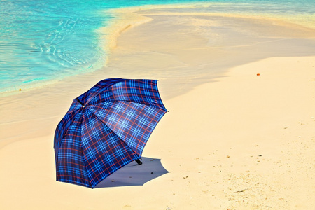 蓝伞是在海滩上