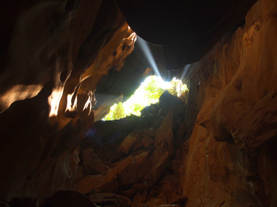 太阳光束在洞穴中