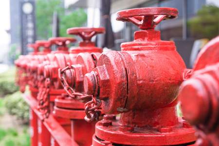 一条线的红色消防栓