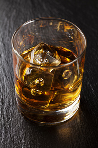 杯加冰的苏格兰威士忌