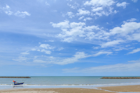 美丽的天空与海滩和热带海洋