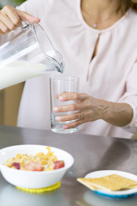 女性喝牛奶图片