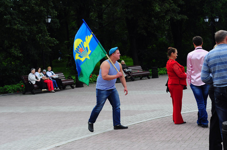叶卡特琳堡8 月 2 日 俄罗斯伞兵复员带有旗帜走在俄罗斯空中突击部队在 2014 年 8 月 2 日在叶卡特琳堡中的盛宴