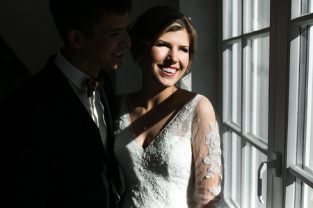 新娘和新郎的窗口背景图片