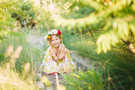 小女孩在花园里的花花环