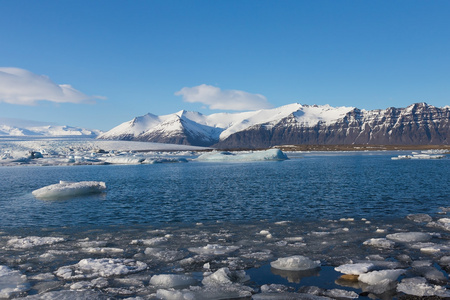 Jokulsarlon 与湛蓝的天空，冰岛冰川湖