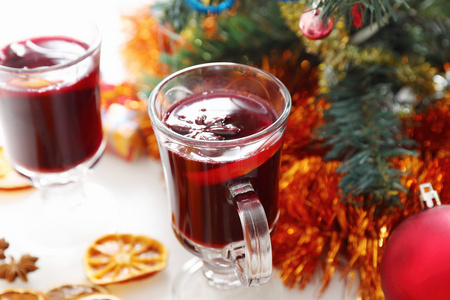 Glhwein mit geschmckten Weihnachtsbaum