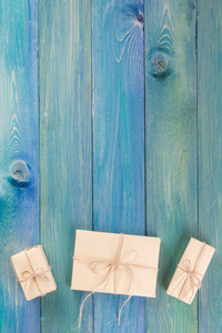 节日礼物盒，彩带，绿色漆木背