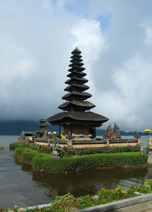 巴厘岛海岸的古庙