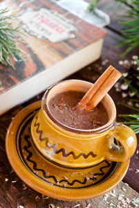 热巧克力和桂皮中的一种质朴的陶器