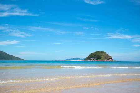 海滩，蓝色的天空