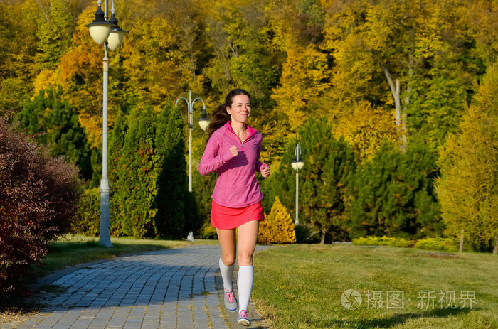 秋天公园跑步的女人漂亮的女跑步运动员慢跑