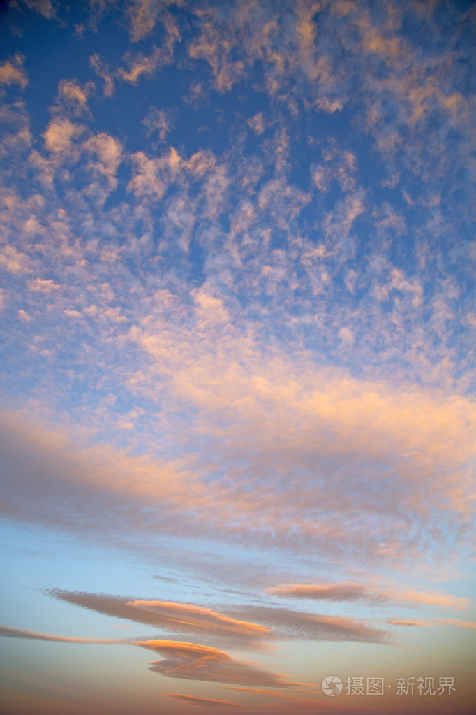 日出在五颜六色的天空白色柔软的云照片-正版商用图片1knqh4-摄图新
