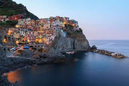 Manarola 迷人的小渔村，色彩缤纷的房子