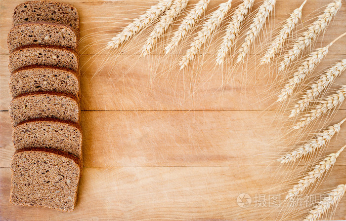 乡村面包 小麦的陈年爽快地木桌