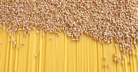 未煮熟的意大利面条和小麦