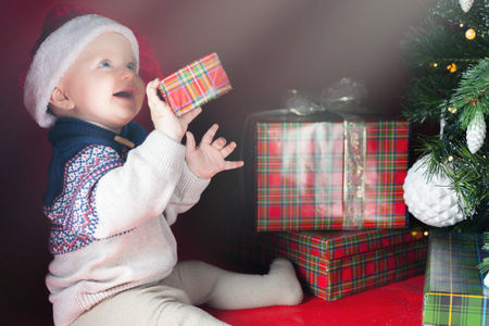 快乐惊讶的宝贝拿着礼品盒，目前，圣诞，平安夜